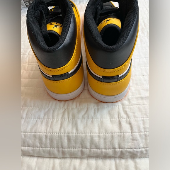 Nike air jordan 1 mid yellow and black NIB - Picture 6 of 8